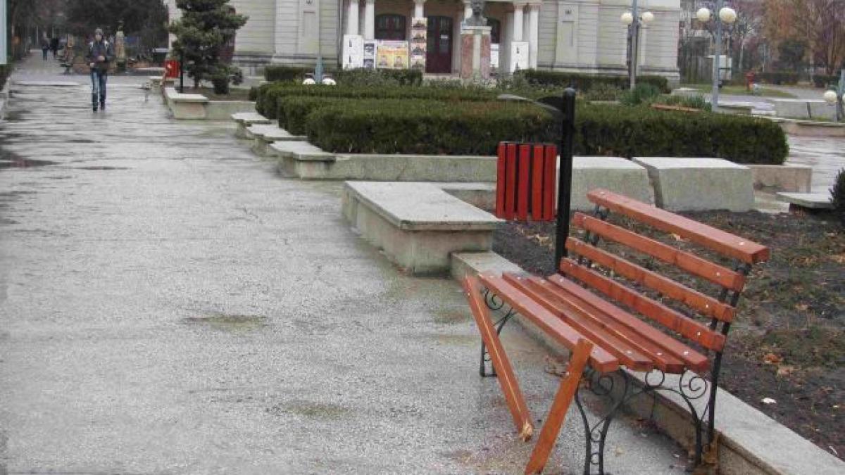 incredibil spitalul arata ca dupa razboi dar primaria ploiesti da 3 000 de lei pe o banca din parc