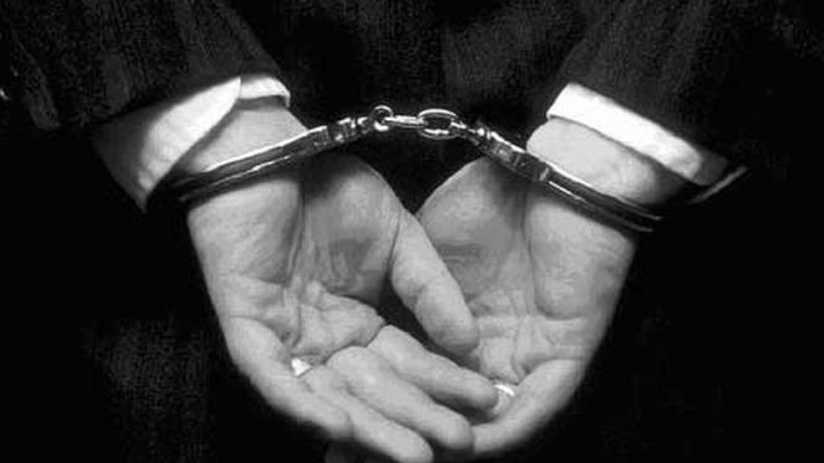 un director din autoritatea rutiera a fost retinut pentru ca ar fi luat mita o masina laptopuri si