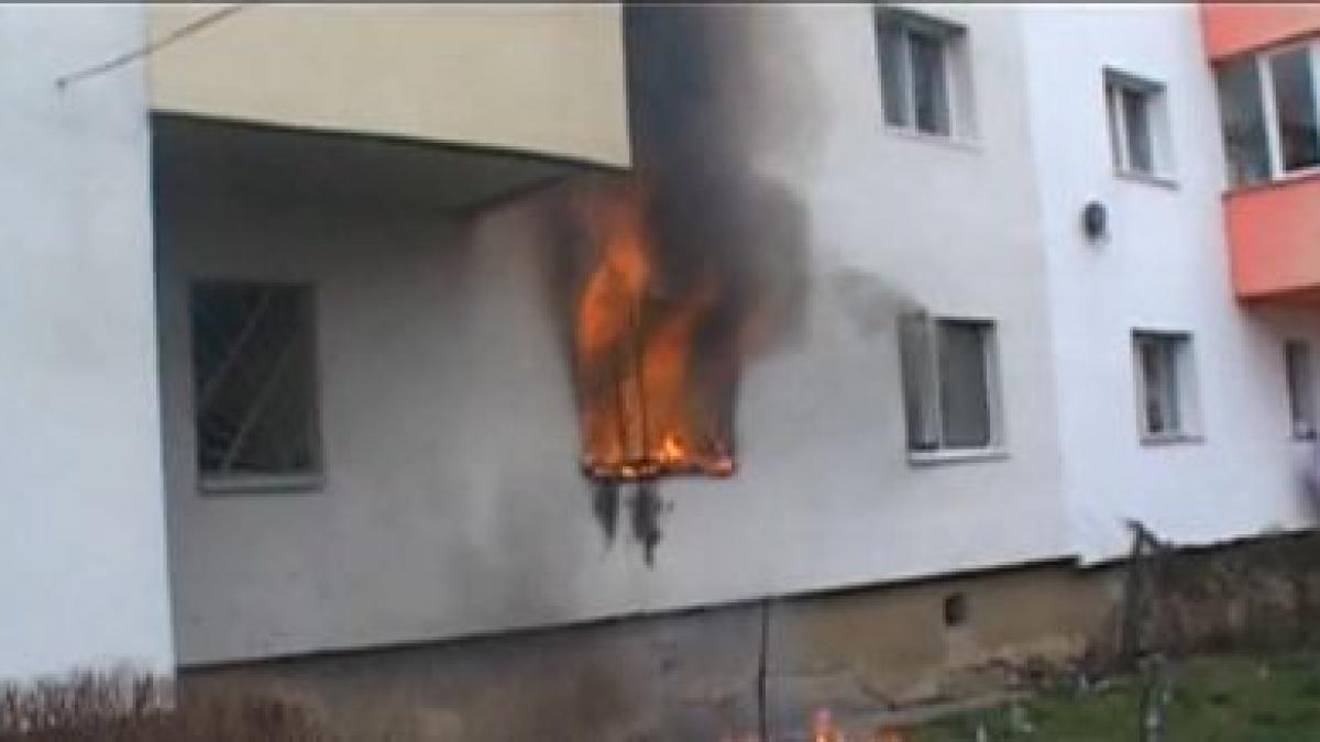 barbat invalid salvat in ultima clipa de fratele sau din locuinta cuprinsa de flacari