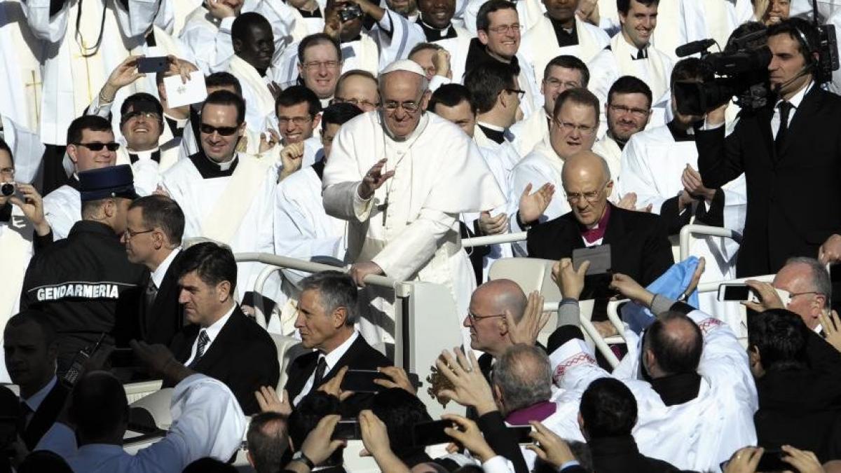 dincolo de stiri papa francisc un an cu un om lumina
