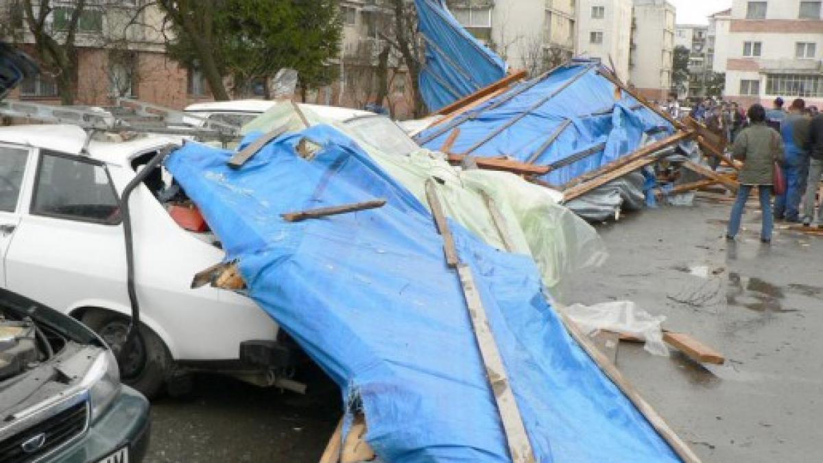 noapte de cosmar in mai multe orase din tara vantul puternic a rupt copacii si a smuls acoperisuri