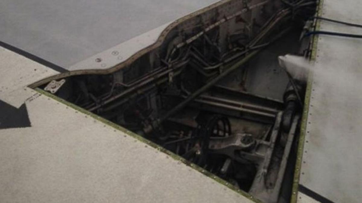 sua un avion de pasageri a pierdut o bucata din fuselaj in timpul zborului