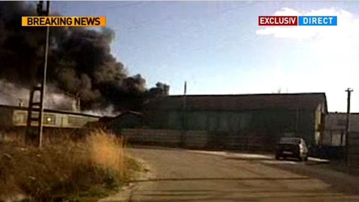 un incendiu de proportii a cuprins un depozit de produse petroliere si s a extins si la o cisterna