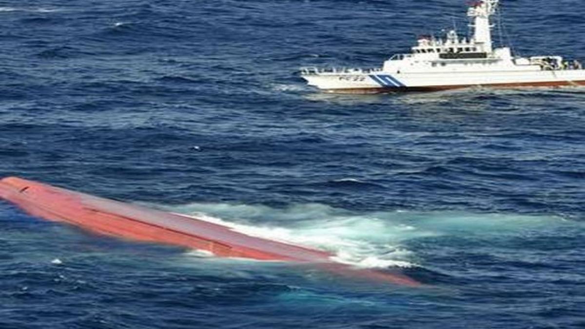 8 persoane sunt date disparute dupa ciocnirea a doua vapoare pe coasta japoniei