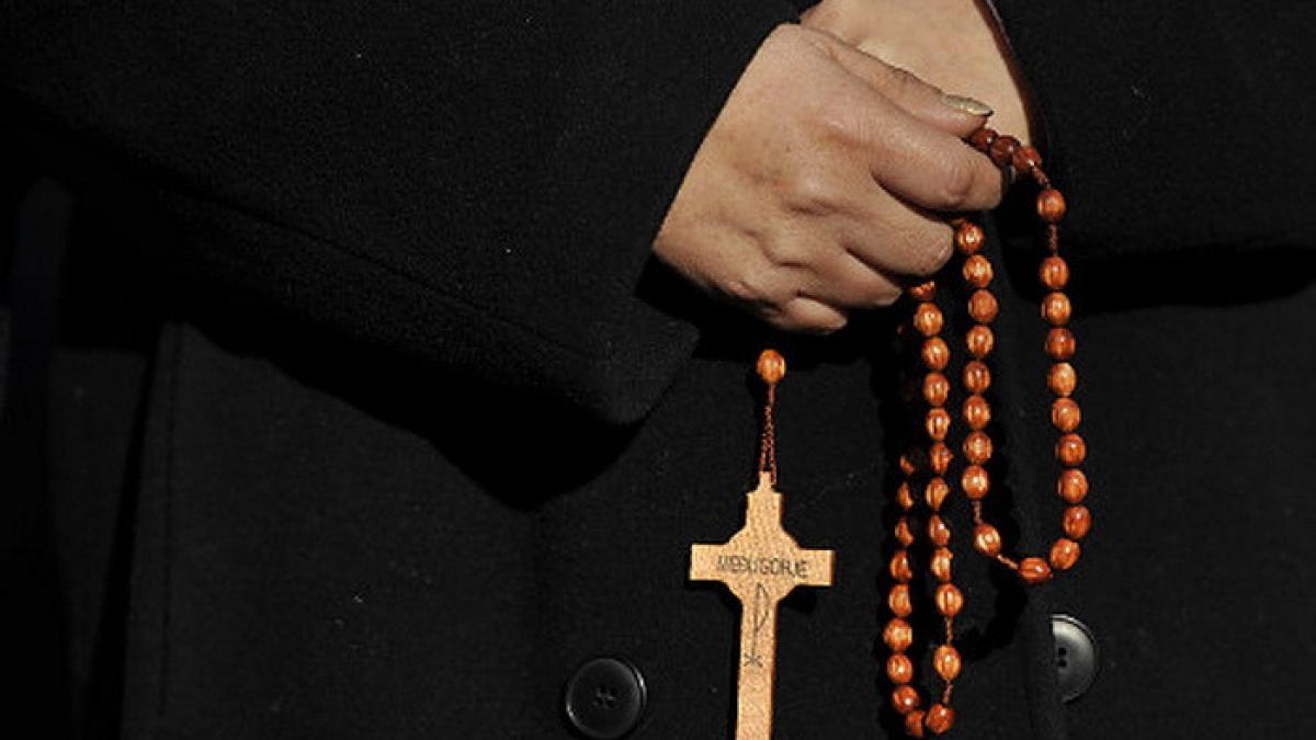 preotul care i a inselat pe credinciosi cu morminte inchiriate ar putea scapa de puscarie viciile