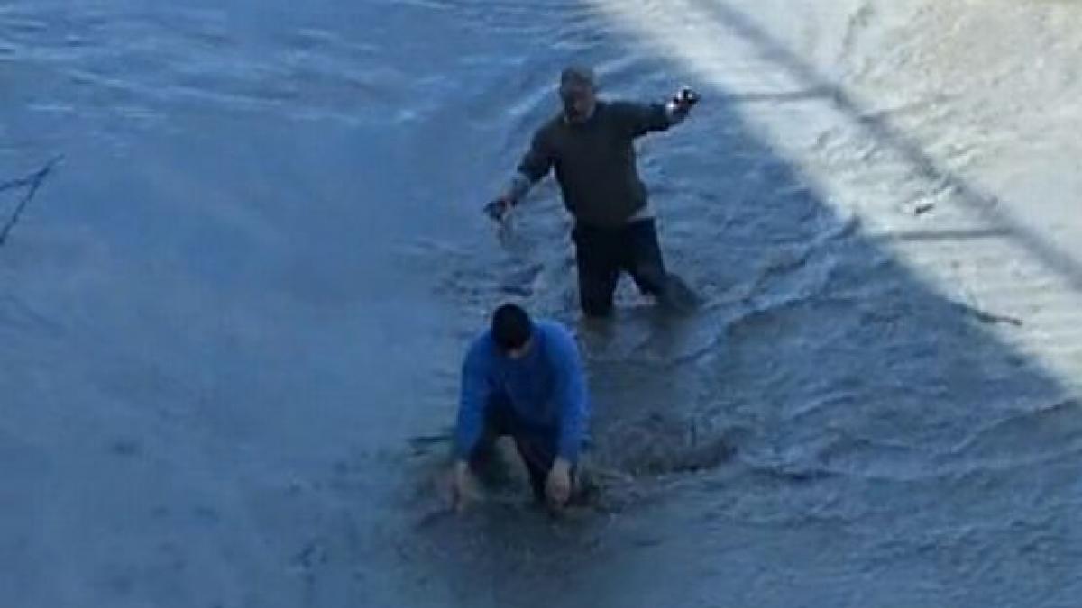 pescuit extrem in arges zeci de oameni s au tavalit prin noroi pentru a aduna pestele dintr un