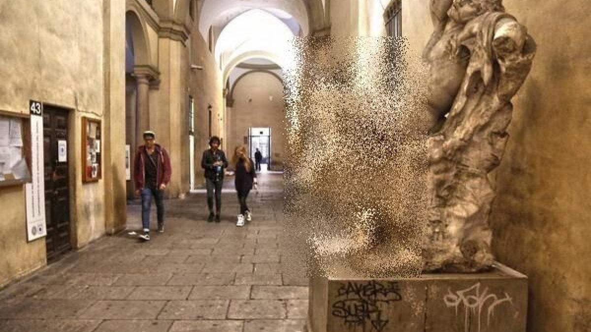 s a urcat pe o statuie pentru un selfie insa ce a urmat este incredibil