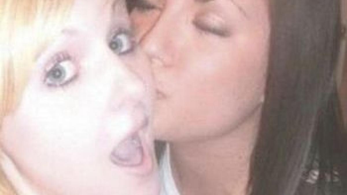 s au facut de ras in stil mare dupa ce au postat selfie ul asta pe internet ce se vedea in spatele