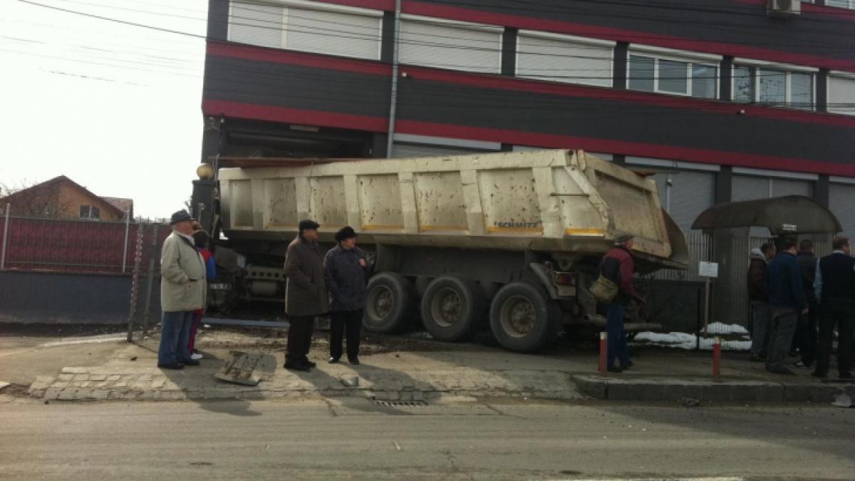 un tir inmatriculat in rusia a intrat in apartamentul unor oameni din resita ma uitam la televizor