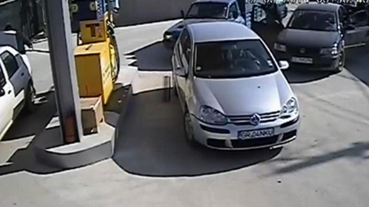 bataie cu bate si sabii intr o benzinarie imaginile au fost suprinse de camerele de supraveghere