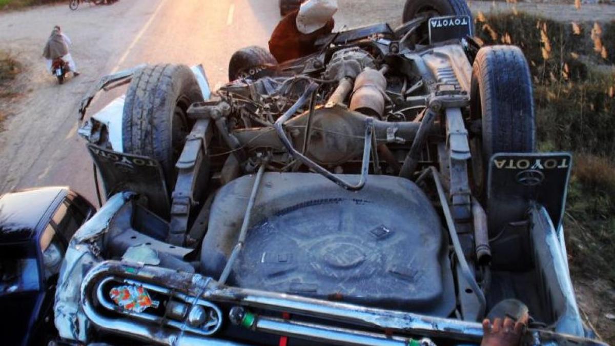 cel putin 35 de morti in urma coliziunii unui autocar cu o cisterna in pakistan