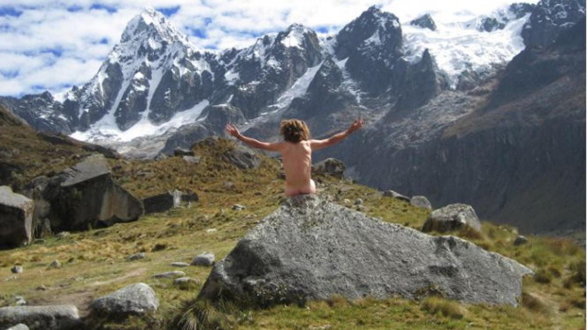 fenomenul care i a indignat pe oficialii din peru turistii se dezbraca complet si fac poze la machu