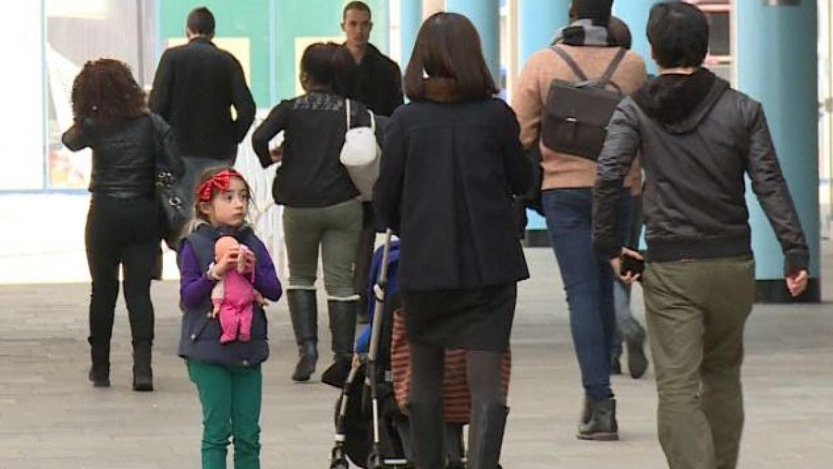 doua fetite ratacesc pe aleile unui centru comercial din londra reactia dezamagitoare a adultilor