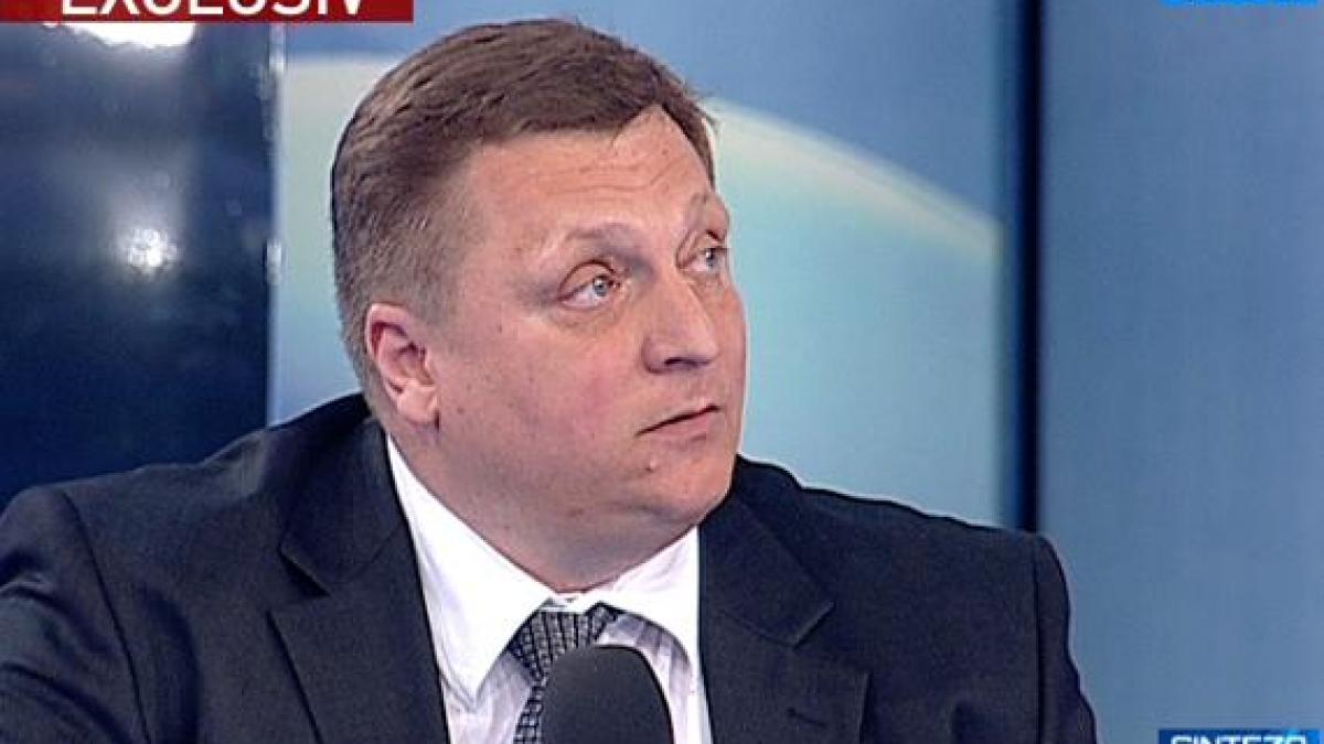 gabriel paraschiv romanul care i a actionat in judecata pe traian basescu si emil boc pentru