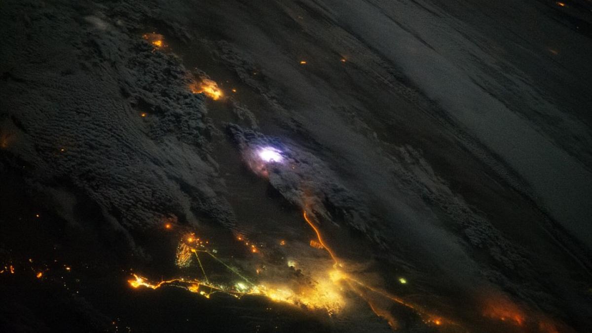 imagini impresionante cum se vad fulgerele din spatiul cosmic