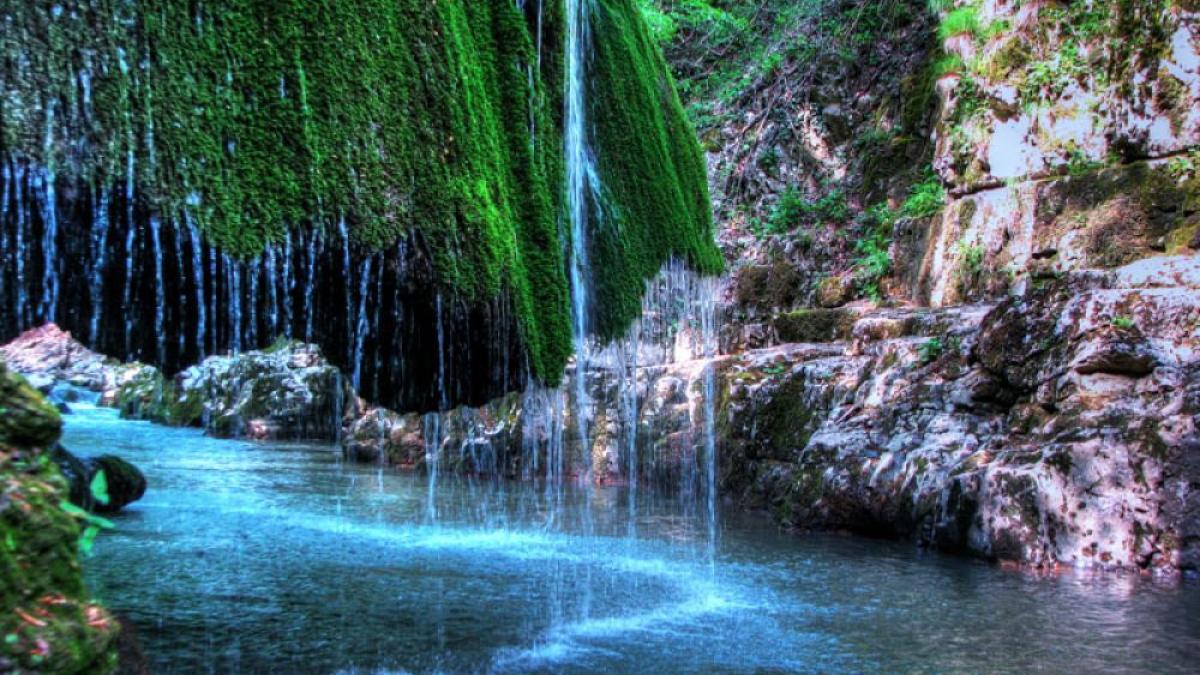 minunea din romania care se afla la jumatatea distantei dintre polul nord si ecuator i a uluit pe