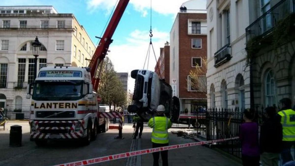 patru fete intr o masina de lux au reusit cea mai dureroasa parcare a fost nevoie de o macara