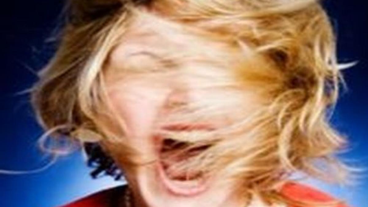 eleva de 8 ani pericol public fata isi bate zgarie si tunde colegii de clasa