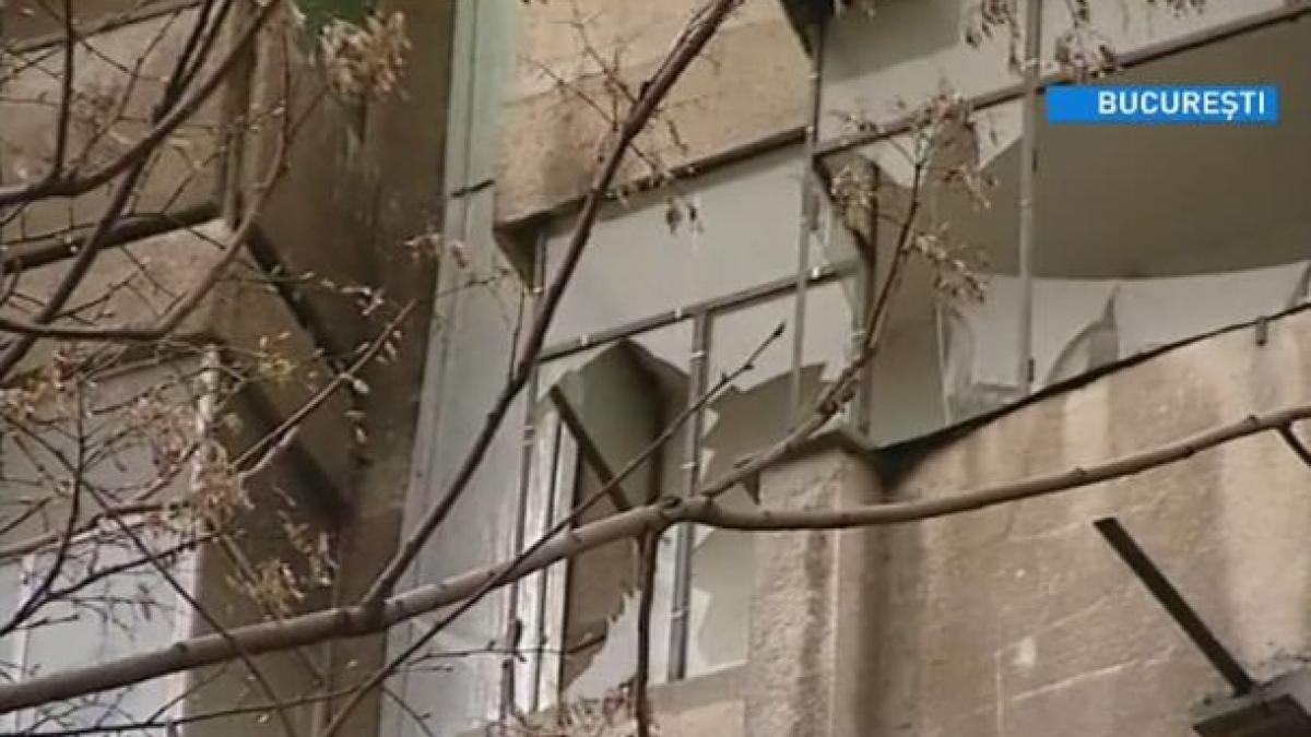 incendiu cu oameni blocati pe balcon intr un bloc din cartierul sebastian din capitala