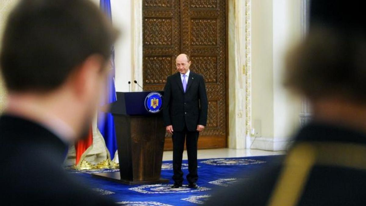 traian basescu simte ca sfarsitul politic este aproape si isi ia adio de la institutiile statului
