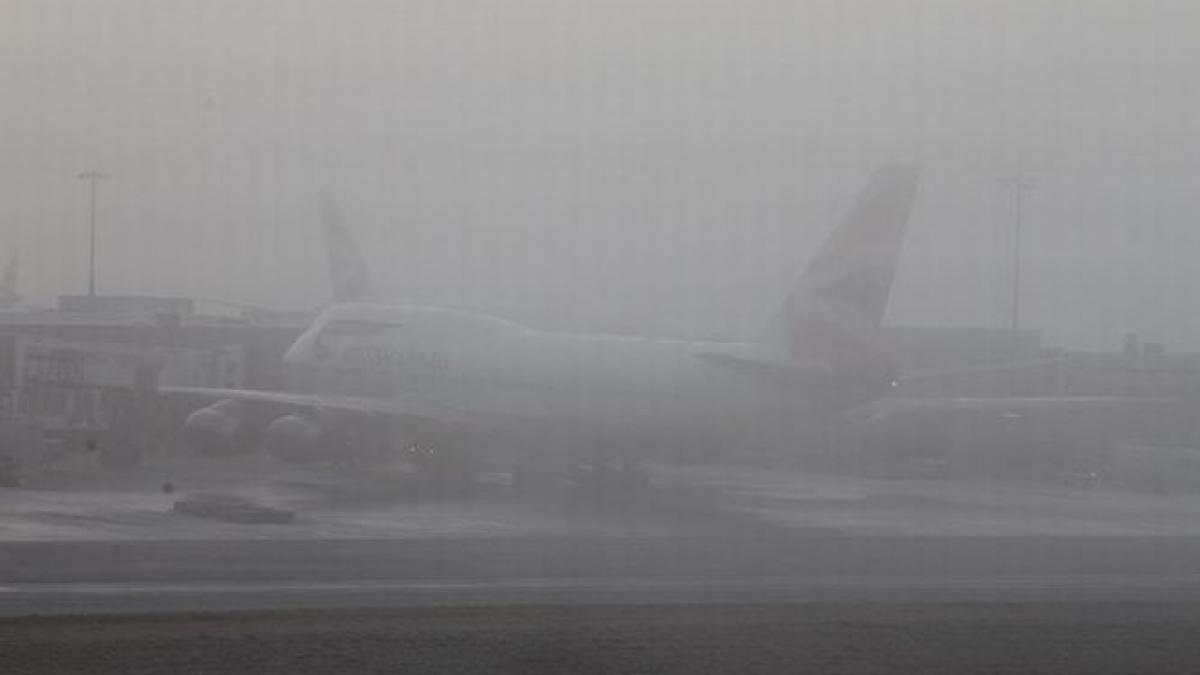 ceata densa a anulat peste 100 de zboruri de pe aeroportul heathrow