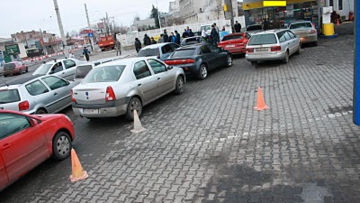 martea neagra a scumpirilor soferii au stat aseara la cozi uriase pentru a si alimenta mai ieftin