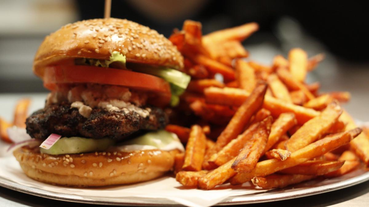 carne artificiala produsa in laborator vanduta in hamburgeri in restaurantele fast food