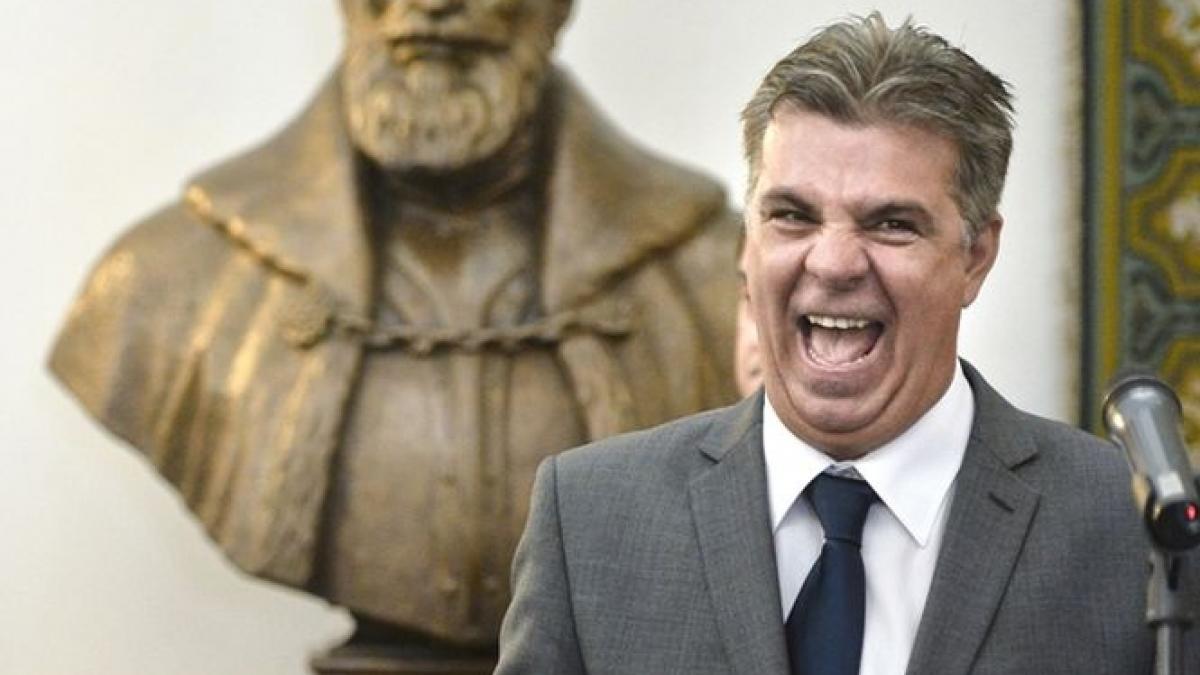 ce posteaza zgonea pe twitter atunci cand se plictiseste