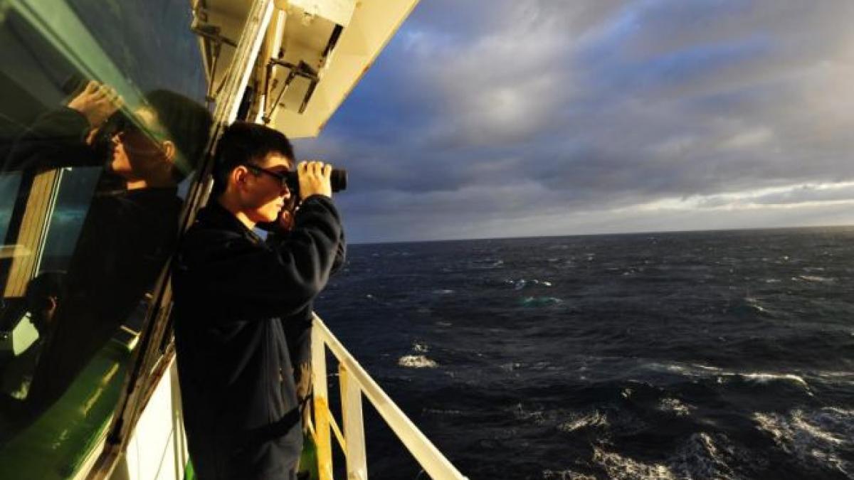 un submarin britanic s a alaturat operatiunilor de cautare a avionului care s ar fi prabusit in