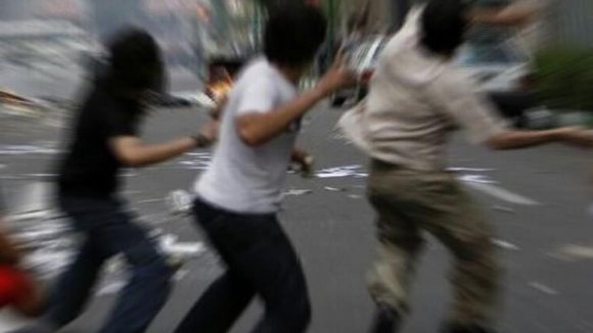 cersetoare romanca atacata cu pietre de mai multi tineri in stockholm