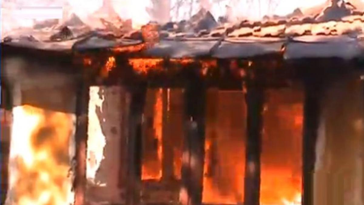 incendiu puternic in sectorul 5 din capitala patru case sunt in flacari