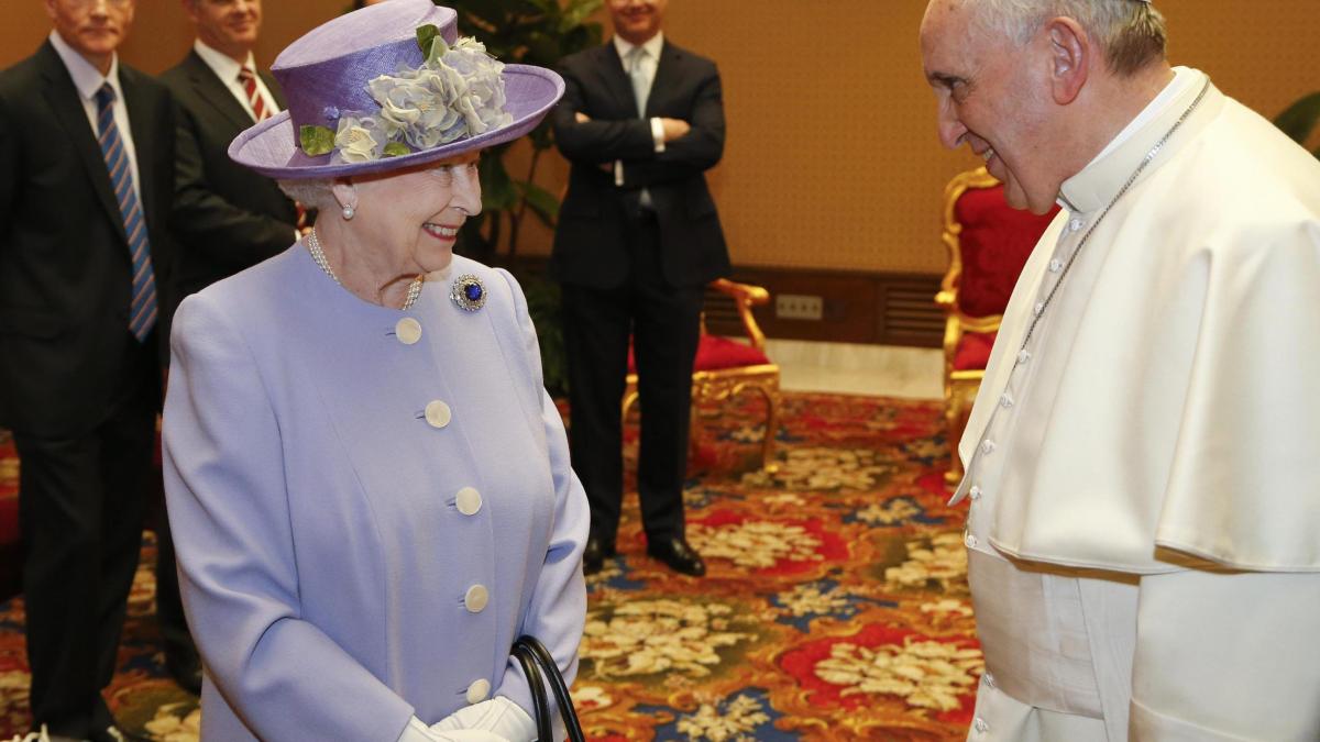 regina elizabeth a fost primita de papa francisc la vatican imagini de la eveniment