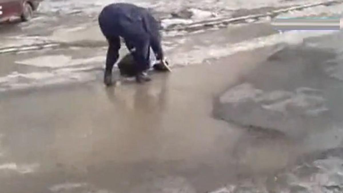 politist in uniforma filmat in timp ce abia se mai tinea pe picioare