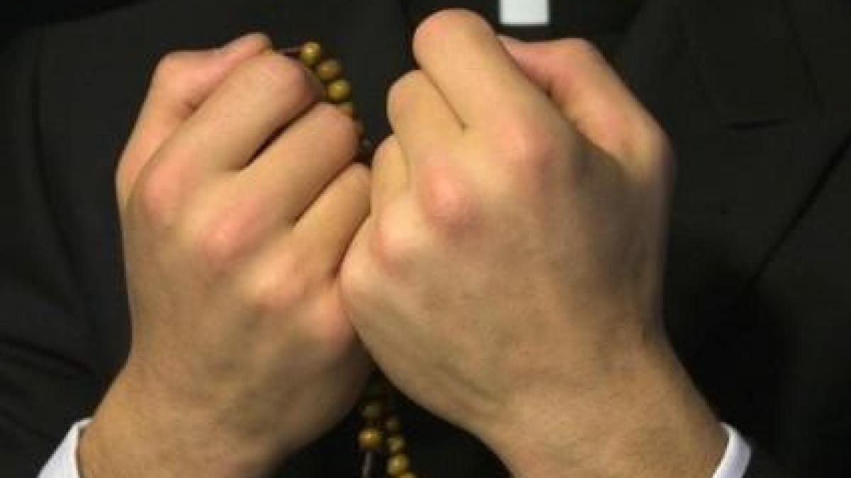 spionii din amvon clericii preotii si calugarii