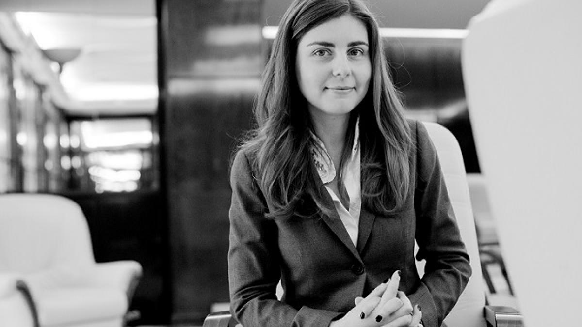 ioana petrescu ministrul de finante al romaniei foarte optimista in fata jurnalistilor de la