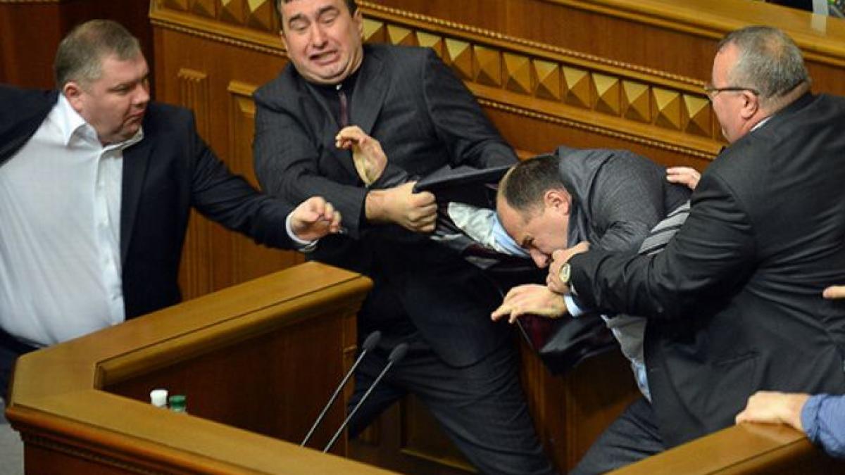 parlamentarii ucraineni s au luat la bataie in rada suprema