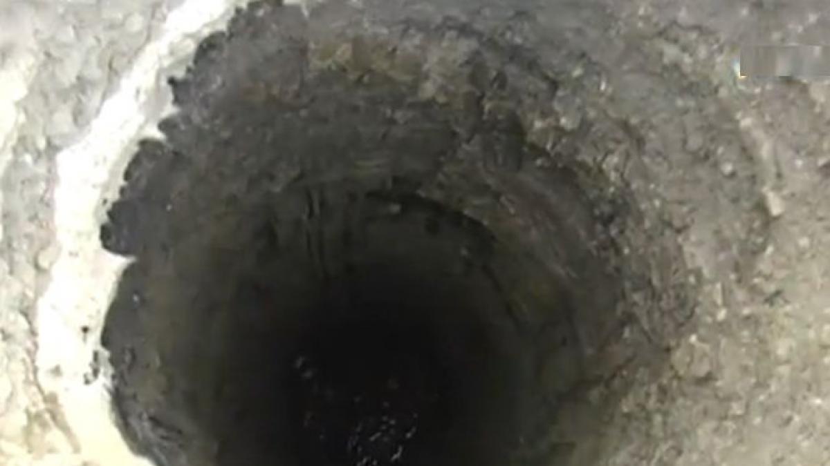 din romania un barbat a cazut intr o groapa adanca de 7 metri
