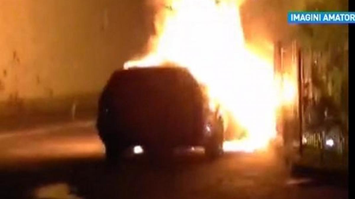 masina unui procuror dna suceava incendiata in plina strada