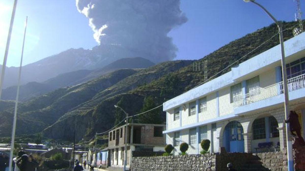 imagini spectaculoase surprinse din satelit vulcanul ubinas a trimis gaze si cenusa la 4 000 de