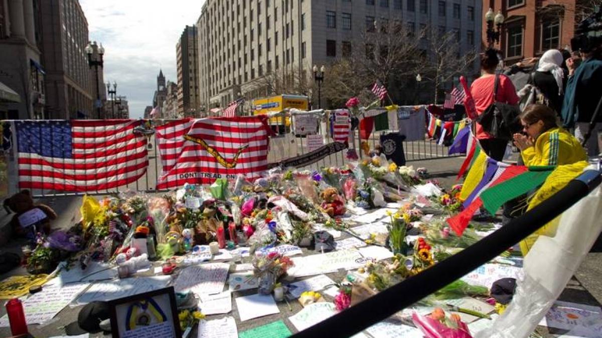 sute de persoane evacuate de la locul atentatelor de la boston dupa ce politia a descoperit doua