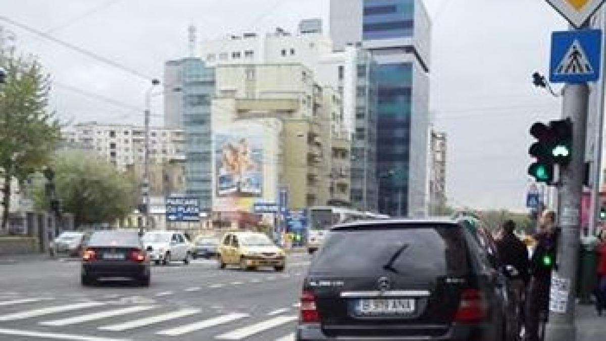 ce se intampla in aceasta intersectie din bucuresti cum a reusit soferul bolidului sa isi atraga