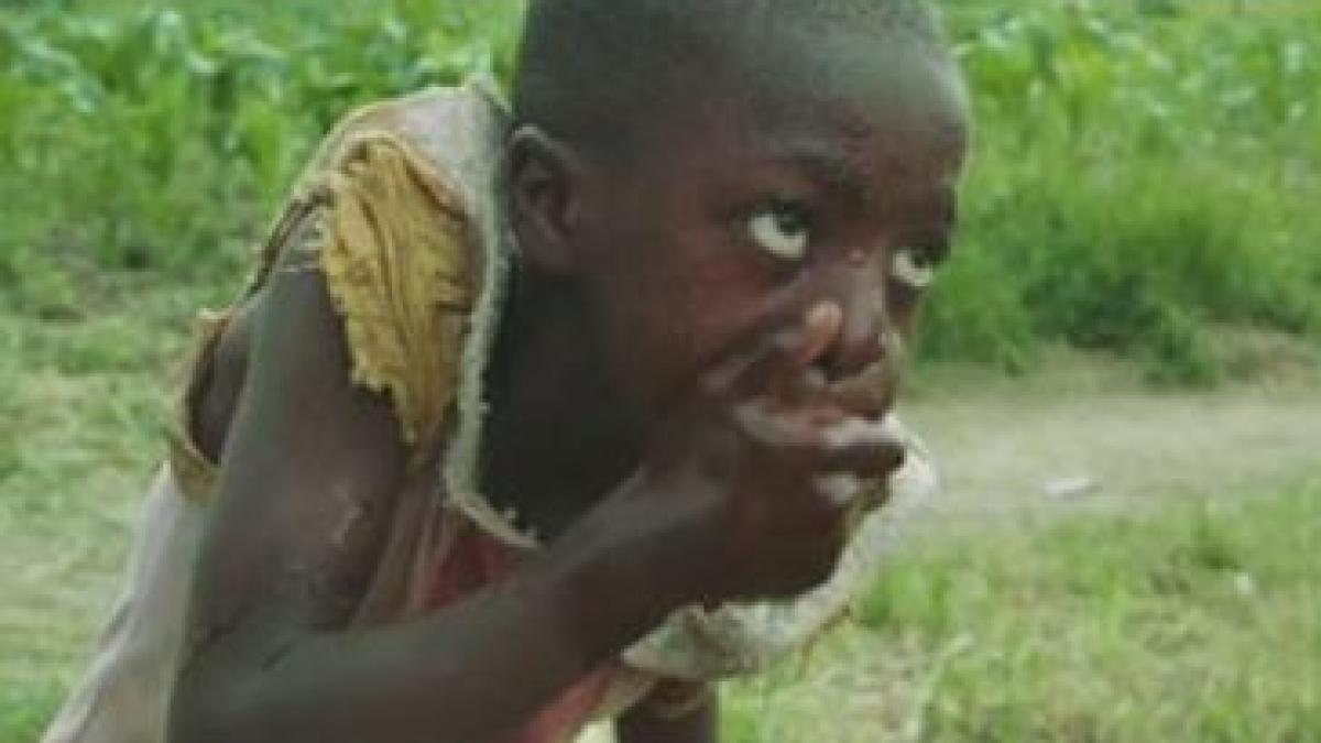 reactia emotionanta a acestei fetite care bea pentru prima data apa curata