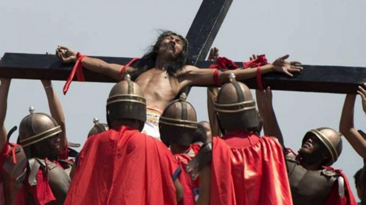 vrem sa luam parte la chinurile mantuitorului noua barbati din filipine s au crucificat in vinerea
