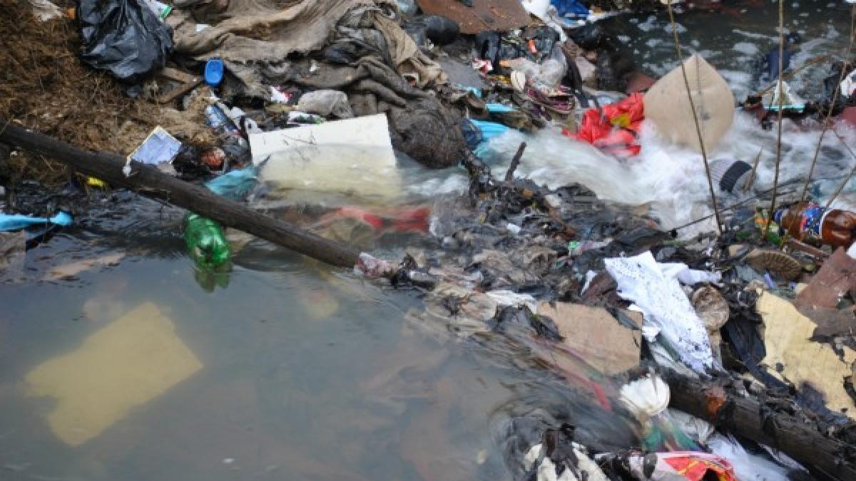 cauza revoltatoare a inundatiilor apa se revarsa din cauza gunoaielor adunate in diguri