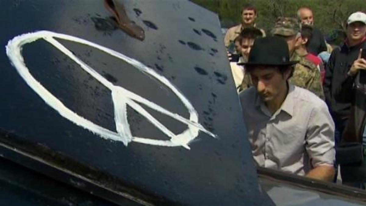 concert pentru pace in ucraina un pianist italian a cantat in fata sediului administrativ din