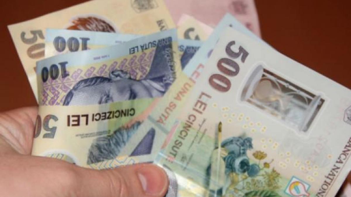 ce a facut un politist dupa ce a vazut ca unui om ii cade pe jos o gramada de bani isi merita