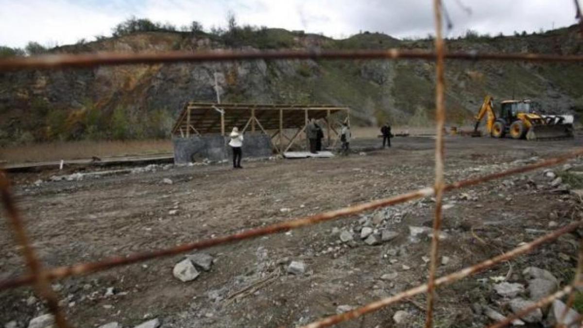 cicatricile razboiului din kosovo raman inca ascunse groapa comuna a peste 250 de etnici albanezi