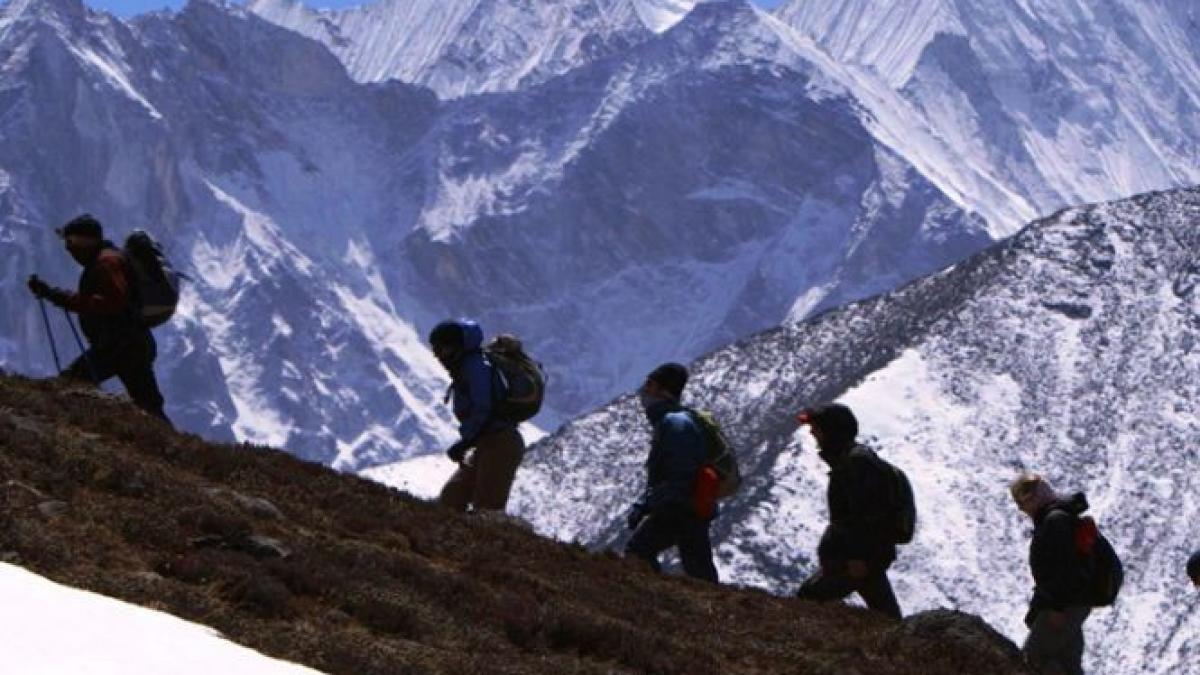 serpasii montani parasesc everestul si lasa alpinistii pe cont propriu sezonul de escalada este