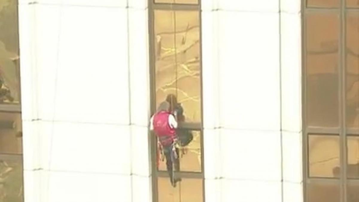 spiderman ul francez alain robert are o noua performanta a escaladat un hotel de 33 de etaje