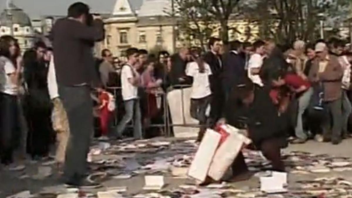 ziua mondiala a cartii romanii s au calcat in picioare pentru a pune mana pe o carte